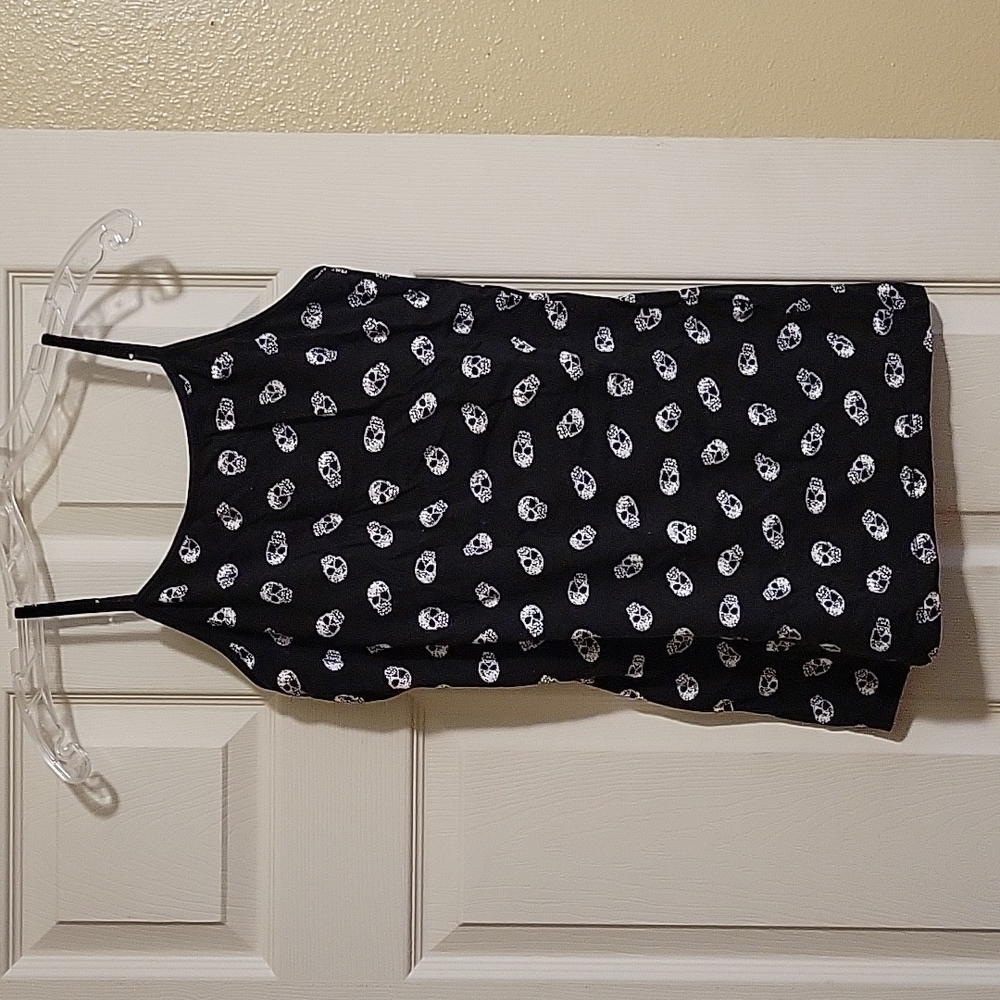 Juniors XL skulls tank top with built in shelf bra